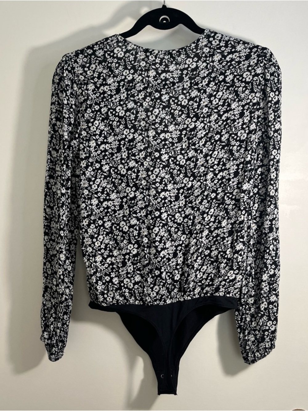 Abercrombie & Fitch Black White Floral Bodysuit Top Size Medium Snaps Y2K - Picture 6 of 13